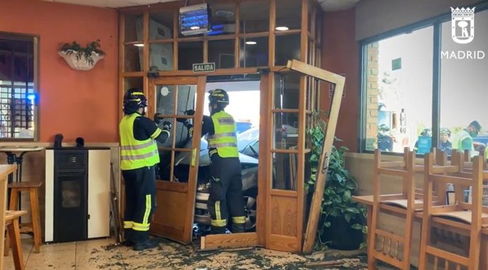 Archivo - Heridos los 4 ocupantes de un coche que chocaron contra un restaurante en una persecución policial en Madrid