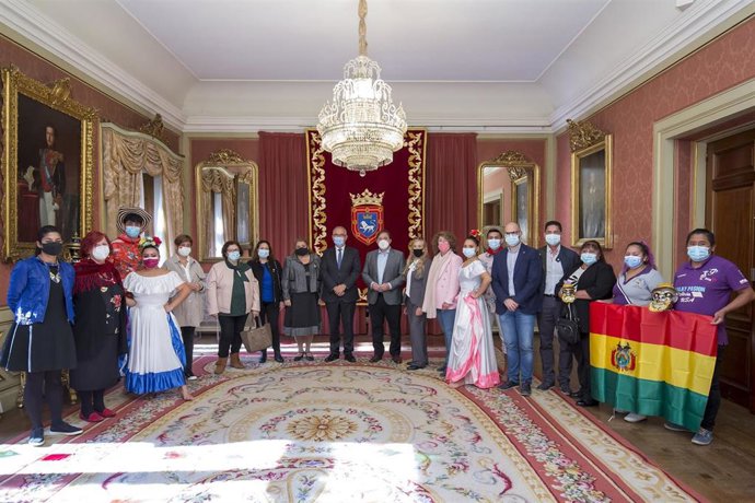 El alcalde de Pamplona, Enrique Maya, en una recepción a asociaciones de inmigrantes con motivo del Día de la Hispanidad.