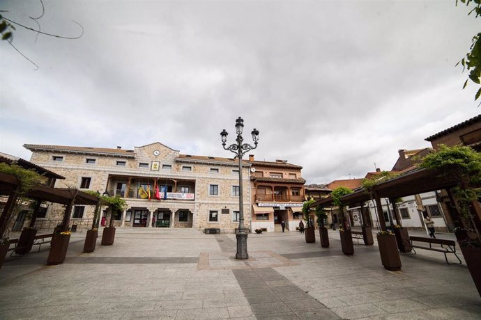 Archivo - Plaza del Ayuntamiento, de la localidad de Manzanares el Real.