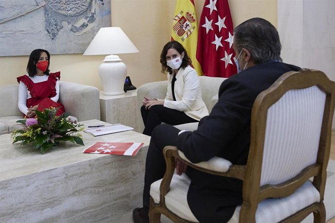 La delegada del Gobierno en Madrid, Mercedes González, y la presidenta de la Comunidad de Madrid, Isabel Díaz Ayuso
