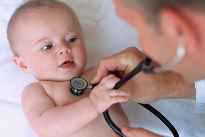 Archivo - Pediatra, consulta bebé.