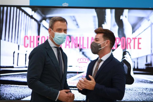 El consejero de Presidencia, Turismo y Deportes, Marcos Ortuño, y el director general de Deportes, Francisco Javier Sánchez, tras la presentación del ‘Cheque Familia+Deporte’