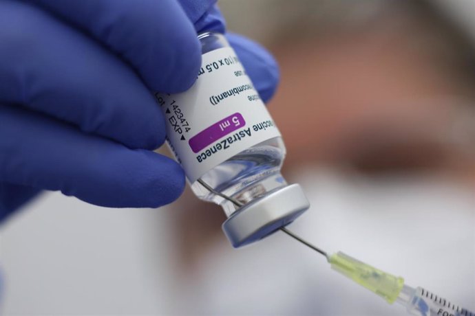 Archivo - FILED - 05 April 2021, Saxony-Anhalt, Quedlinburg: A medic use a syringe to draw a dose of the coronavirus vaccine from an AstraZeneca vial. Japan on Friday approved COVID-19 vaccines from Moderna and AstraZeneca for use in adults amid mountin