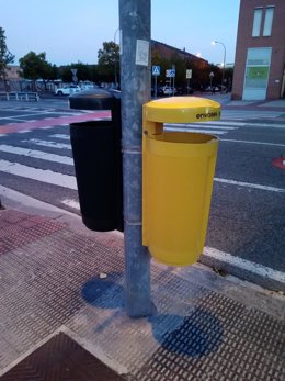 Pamplona instala 45 papeleras amarillas en el barrio de San Jorge dentro de un proyecto piloto de recogida de residuos.