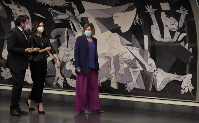 El consejero de Vivienda y Administración Local de la Comunidad, David Pérez; la presidenta de la Comunidad de Madrid, Isabel Díaz Ayuso, y la consejera de Cultura, Turismo y Deporte, Marta Rivera de la Cruz