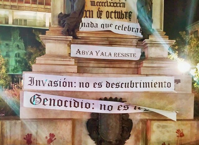 Carteles en la Plaza Isabel la Católica