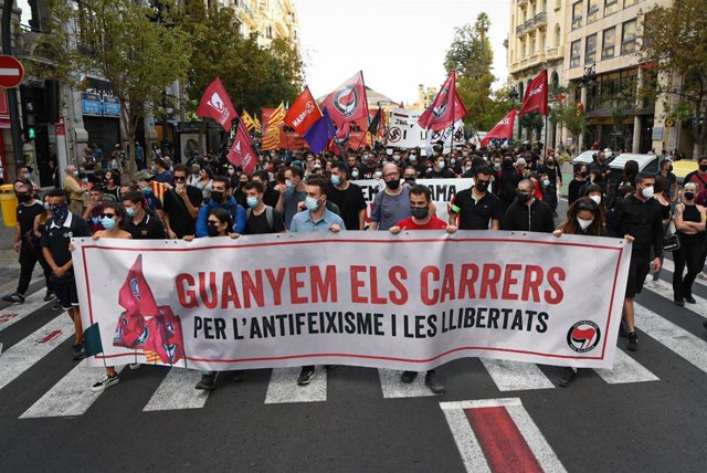Varios cientos de personas participan en una manifestación contra el fascismo, a 9 de octubre de 2021, en València