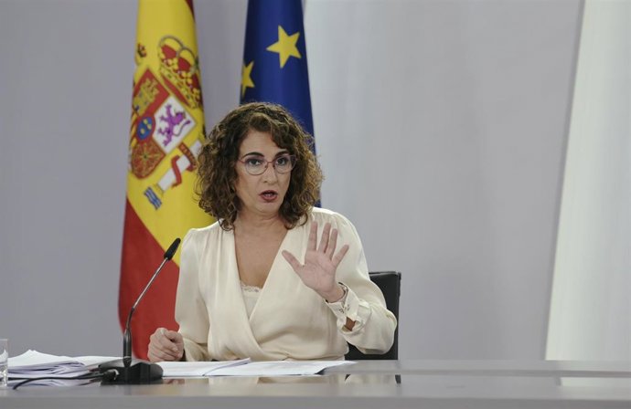 La ministra de Hacienda y Función Pública, Maria Jesús Montero, comparece en rueda de prensa posterior al Consejo de Ministros extraordinario celebrado en Moncloa, a 7 de octubre de 2021, en Madrid (España). 