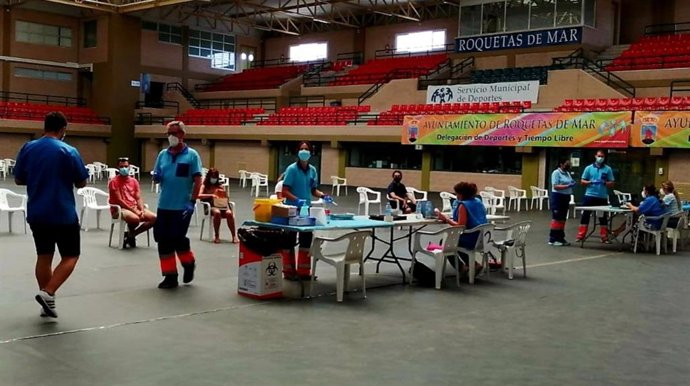 Archivo - Punto de vacunación en Roquetas de Mar (Almería)