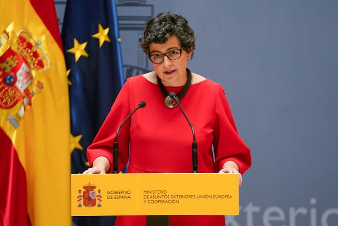 Archivo - La exministra de Asuntos Exteriores, Unión Europea y Cooperación, José Manuel Albares y su predecesora, Arancha González Laya, interviene tras entregar la cartera ministerial, en el Palacio de Santa Cruz, a 12 de julio de 2021, en Madrid (Espa