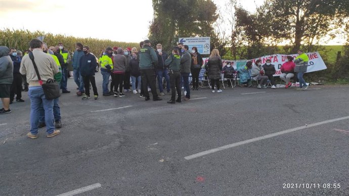 Piquete a la entrada de la planta de Lousame