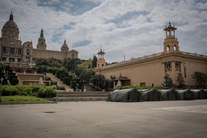 Archivo - Tiendas de campaña en el centro de acogimiento instalado por el Ejército para los sintecho en las inmediaciones de la Fira de Muestras de Barcelona durante el estado de alarma decretado a consecuencia del coronavirus