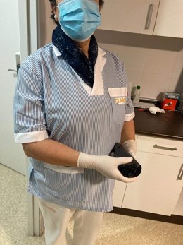 Archivo - Imagen de archivo de una empleada de la ayuda domiciliaria