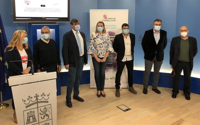 Foto de familia del acuerdo entre patronales del transporte y Junta de Castilla y León.