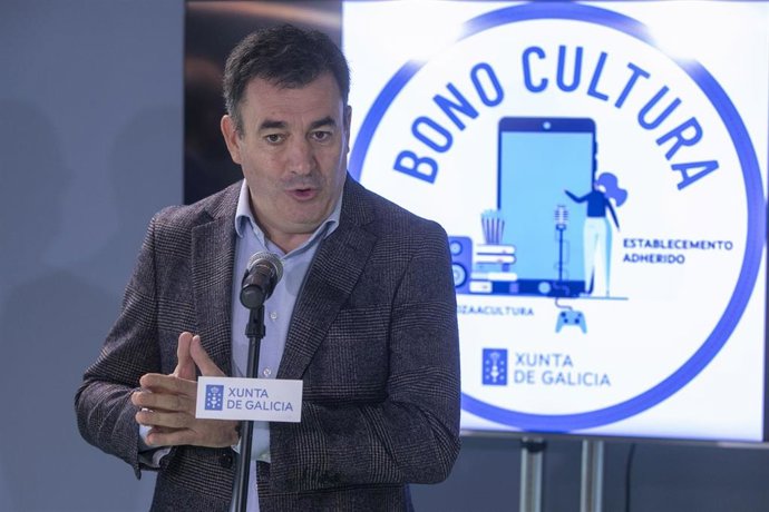 El conselleiro de Cultura, Educación e Universidade, Román Rodríguez, presenta ante los medios el 'bono cultura' de la Xunta antes de reunirse con representantes del sector.