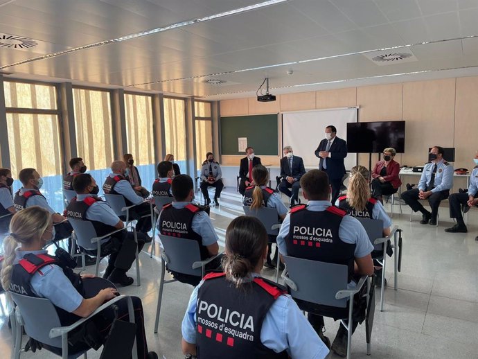 El conseller d'Interior Joan Ignasi Elena dona la benvinguda als nous agents de Mossos d'Esquadra