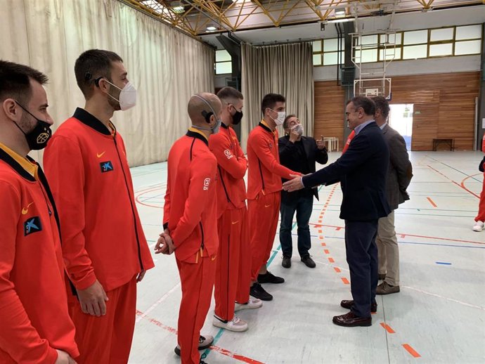 Franco recibe a la selección española de baloncesto para sordos