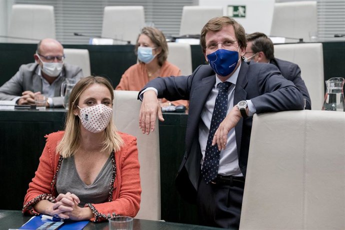 La delegada del Área de Cultura, Turismo y Deporte, Andrea Levy y el alcalde de Madrid, José Luis Martínez-Almeida.