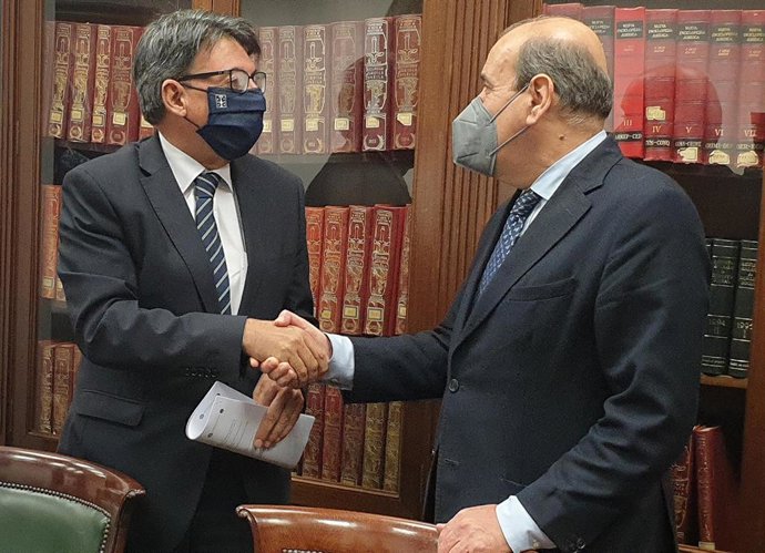 El director xeral de Xustiza, Juan José Martín, y el decano del Colegio de Abogados  de A Coruña, Augusto José Pérez-Cepeda, firman un convenio de colaboración