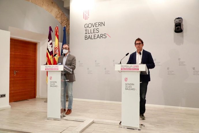 El vicepresidente, Juan Pedro Yllanes, y el portavoz del Govern, Iago Negueruela, durante la rueda de prensa posterior al Consell de Govern.