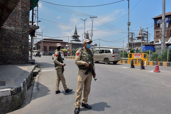 Archivo - 05 August 2021, India, Srinagar: Soldiers stand alert after an explosion took place near the Grand Mosque on the second anniversary of the abrogation of autonomous status and statehood in Srinagar. No losses of life or injury were reported, of