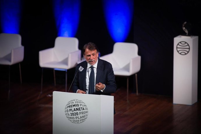 Archivo - El presidente de Grupo Planeta y Atresmedia, José Creuheras, interviene durante la ceremonia de entrega del Premio Planeta de Novela 2020, en Barcelona, Catalunya (España) a 15 de octubre de 2020