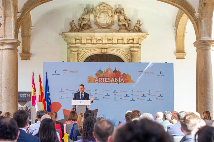 El presidente de Castilla-La Mancha, Emiliano García-Page, ha entregado los premios que reconocen al sector artesano de la región en Farcama.