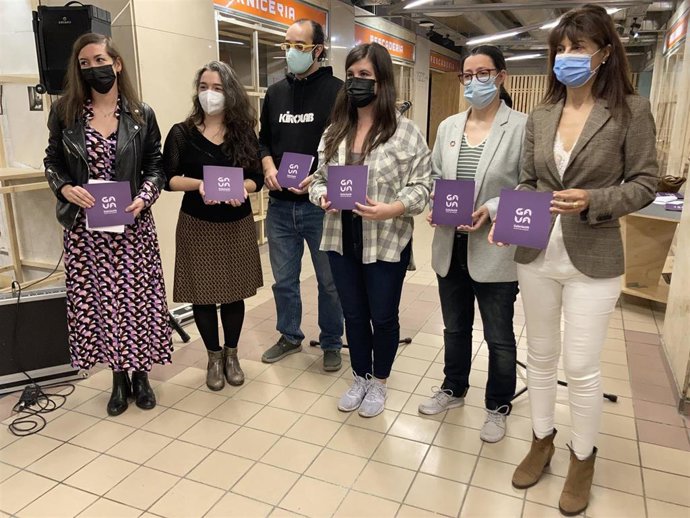 María Mozo (i) y Ana Redondo (d), junto a residentes de Galerías VA.