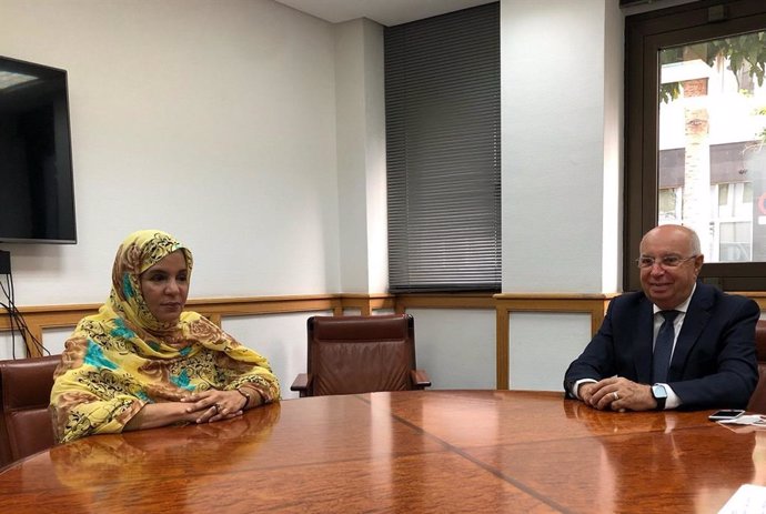 El director general de Relaciones Exteriores del Gobierno de Canarias, Juan Francisco Trujillo, con la nueva cónsul general de Mauritania en Canarias, Mariem Aduffa