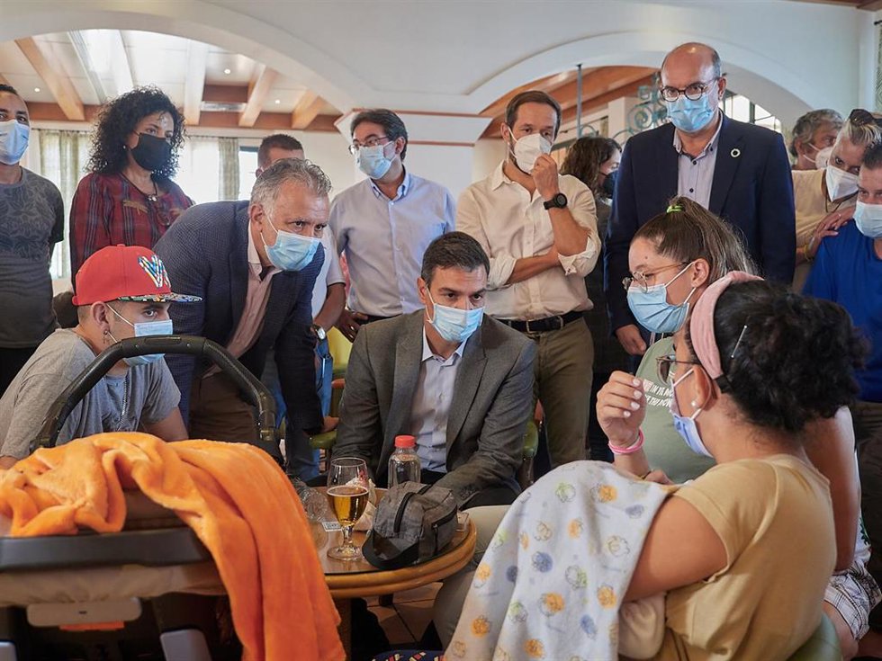 El presidente de Canarias, Ángel Víctor Torres; el presidente del Gobierno, Pedro Sánchez y el presidente del Cabildo de La Palma, Mariano Hernández Zapata, se reúnen con personas desplazadas a causa de la erupción del volcán de Cumbre Vieja