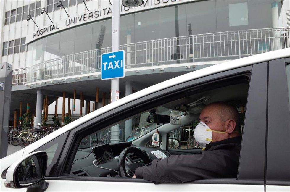Archivo - Un taxista aparca al lado del Hospital Universitario Miguel Servet