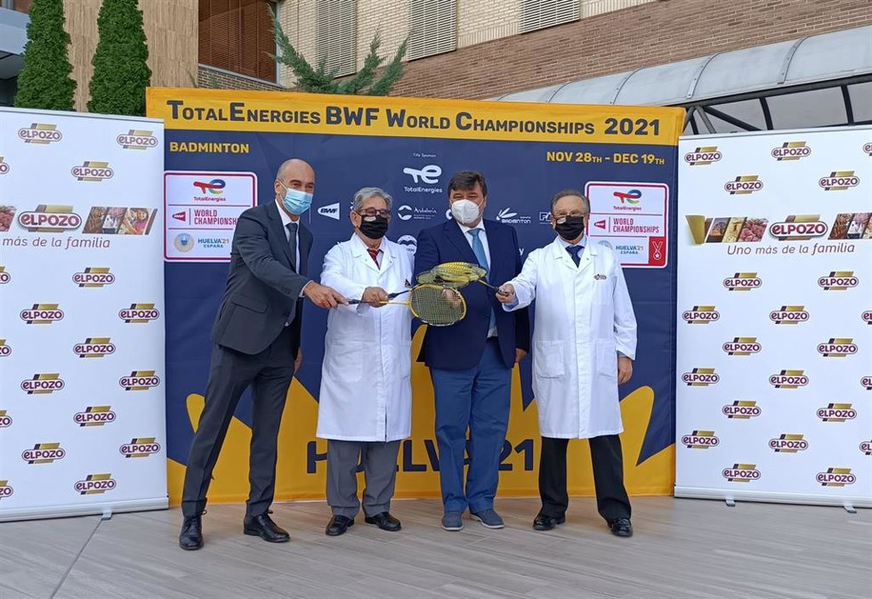 De derecha a izquierda: Tomás Fuertes, presidente de El Pozo Alimentación, Gabriel Cruz, alcalde de Huelva, José Fuertes, consejero delegado de El Pozo Alimentación y Andoni Azurmendi, presidente de la Federación Española de Bádminton.