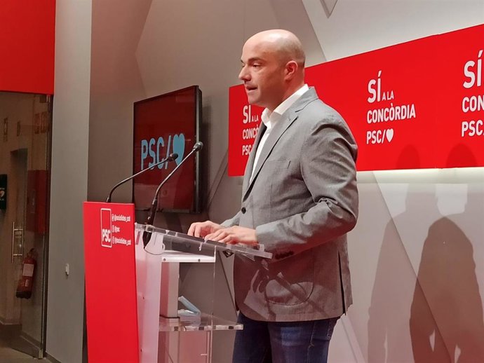 El portavoz adjunto del PSC en el Parlament, Raúl Moreno, en rueda de prensa.