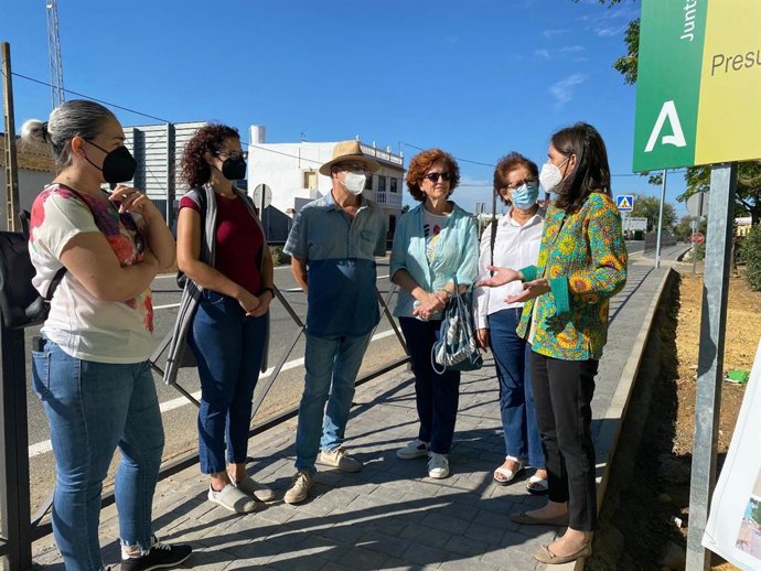 Nuevos acerados en la barriada sevillana de El Gordillo.