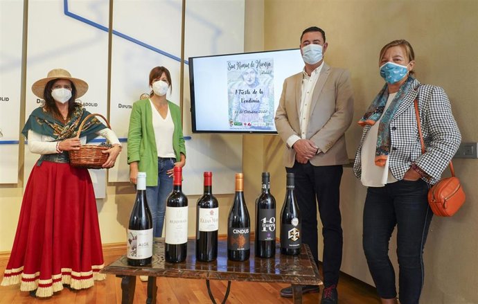 El diputado Javier González, la alcaldesa de San Román de Hornija, Mercedes Motrel, y la representante de la compañía de teatro Zolopotroko, Nuria Martí, presenta la Fiesta de la Vendimia.
