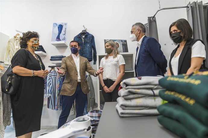 Archivo - El presidente de Diputación de Almería visita comercios que han recibido ayuda europea a través del proyecto de autoempleo cofinanciado por la Diputación de Almería y la Unión Europea.