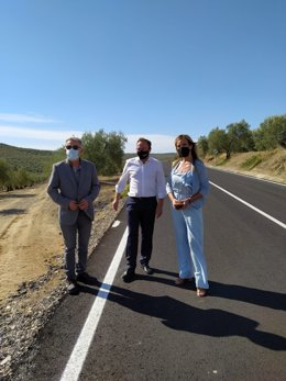 El delegado de Medio Natural y Carreteras de la Diputación de Córdoba, Francisco Palomares (centro), y los alcaldes de Villa del Río y Bujalance visitan la reparación parcial de la CO-4103.