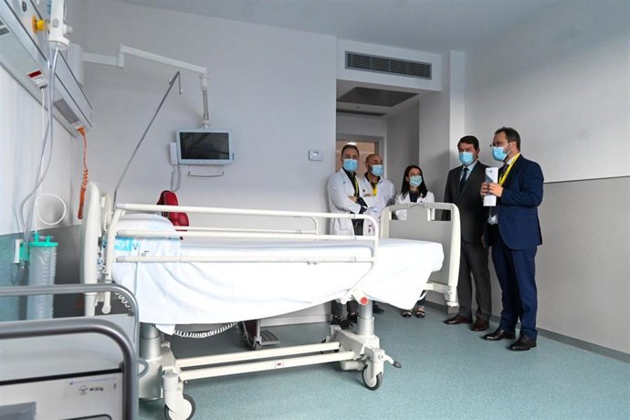 El presidente de la Junta de Castilla y León, Alfonso Fernández Mañueco, en su visita al nuevo hospital de Salamanca.