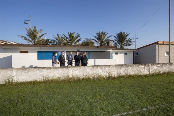 El vicepresidente y consejero de Universidades, Igualdad, Cultura y Deporte, Pablo Zuloaga, visita las instalaciones del campo de fútbol de La Ribera, en Suances