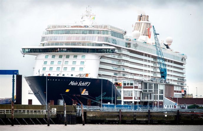 Archivo - El crucero 'Mein Schiff 3', en una imagen en Cuxhaven, Alemania.