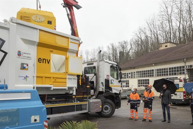 Archivo - Imagen de la presentación, el pasado mes de diciembre, de los nuevos camiones de recogida selectiva de residuos de MARE
