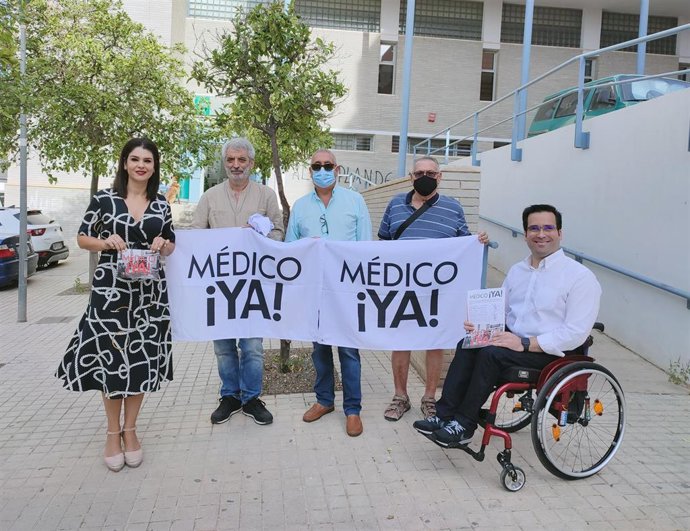 Representantes del PSOE exigen "Médico ¡ya!" frente a un centro de salud de Almería.