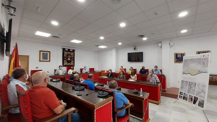 La consejera Carmen Crespo entrega ayudas para la mejora del regadío en Adra (Almería).