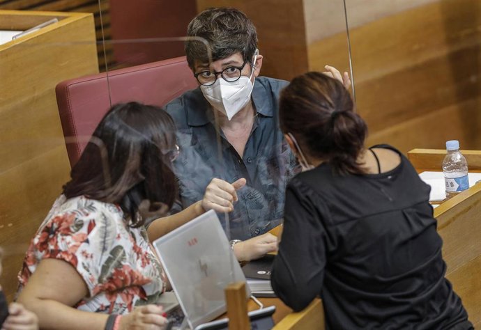 La portavoz del grupo parlamentario Unides Podem, Pilar Lima (c), durante un pleno de Les Corts