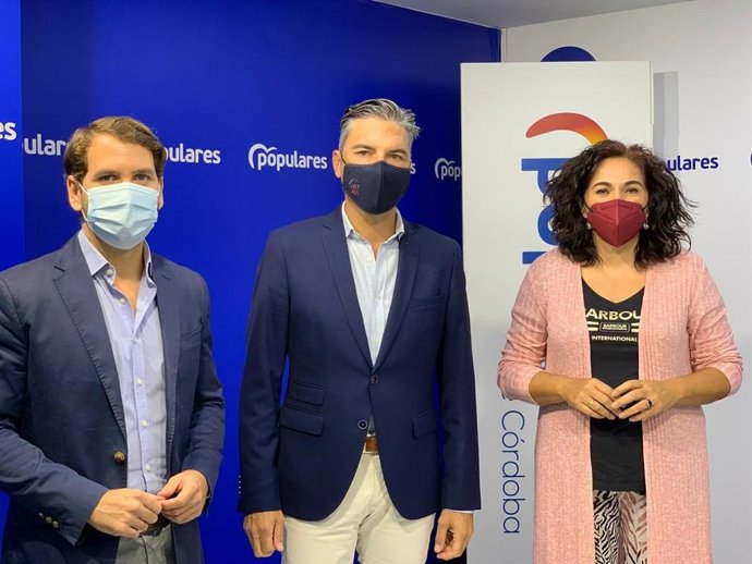 Andrés Lorite (centro), entre Fernando Priego y María de la O Redondo.