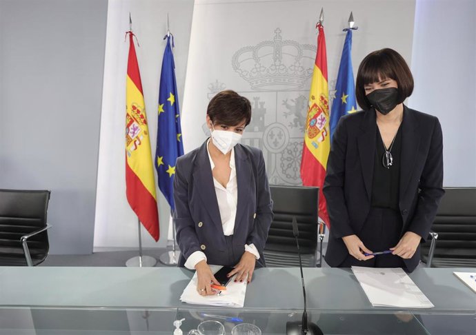 La ministra Portavoz, Isabel Rodríguez (i); y la ministra de Ciencia e Innovación, Diana Morant,, tras el Consejo de Ministros