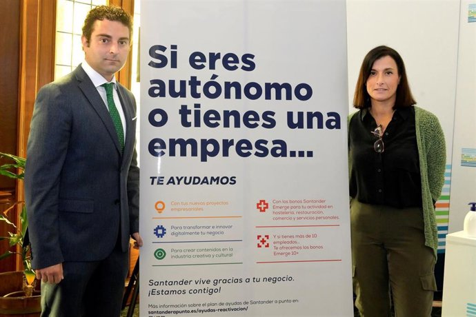 La alcaldesa de Santander, Gema Igual, y el concejal de Empleo, Daniel Portilla en la presentación de nuevas ayudas municipales