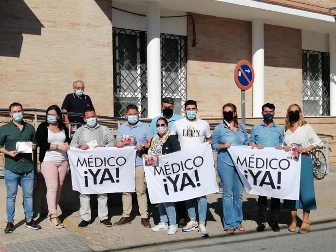 Acto del PSOE ante el centro de salud de La Algaba