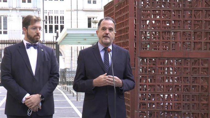 El presidente del PP, Carlos Iturgaiz, junto con el parlamentario de Cs que ha oficializado su pase al PP vasco, Luis Gordillo.