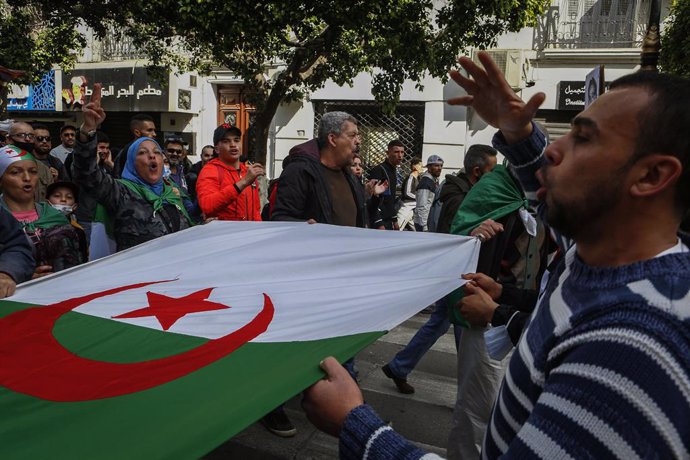 Archivo - 05 March 2021, Algeria, Algiers: Algerian demonstrators hold a national flag as they march during an anti-government protest as part of a renewed momentum to the mass demonstrations, commonly known as the Hirak Movement, that pushed long-time 